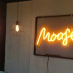«MOOGE» — неон для кафе