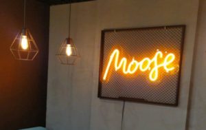 «MOOGE» — неон для кафе