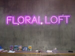 Неоновая надпись «Floral loft»